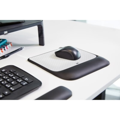 3M Precise Mouse Pad with Gel Wrist Rest - 0.70" (17.78 mm) Height x 8.50" (215.90 mm) Width x 9" (228.60 mm) Depth - Black - Gel - 1 Each 8.5 IN X 9 IN X 0.7 IN 