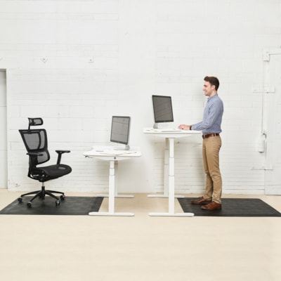 Deflecto - Chair Mat Sit?Stand - Poste de travail - longueur de tapis 53 po (1346,20 mm) x largeur de tapis 45 po (1143 mm) x profondeur de tapis 0,800 po (20,32 mm) - Rectangulaire - Mousse - Noir - 1 chaque BLACK SS 