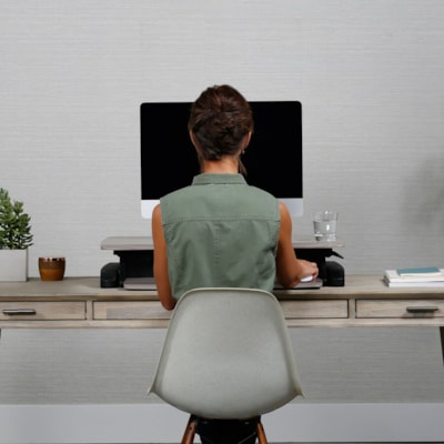 Ergotron WorkFit-Z Mini Sit-Stand Desktop - Wood Grain Rectangle, Dove Gray Top - 25 lb (11.34 kg) Capacity - 15.8" (401.32 mm) Table Top Length x 31" (787.40 mm) Table Top Width - 12.5" (317.50 mm) Height Mini Sit-Stand Desktop Worksta tion - 31 wide x 21