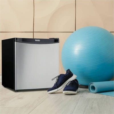 Danby - 1,6 cu. pi. Réfrigérateur compact en noir - 45,31 L - Décongélation automatique - Réversible - 45,31 L Capacité nette totale - 245 kWh par An - Acier inoxydable - 42 dB Bruit 45.40L COMPACT ALL REFRIGERTOR CONFORME ENERGY STAR