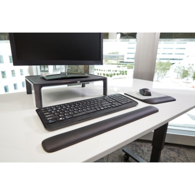 3M Precise Mouse Pad with Gel Wrist Rest - 0.70" (17.78 mm) Height x 8.50" (215.90 mm) Width x 9" (228.60 mm) Depth - Black - Gel - 1 Each 8.5 IN X 9 IN X 0.7 IN 