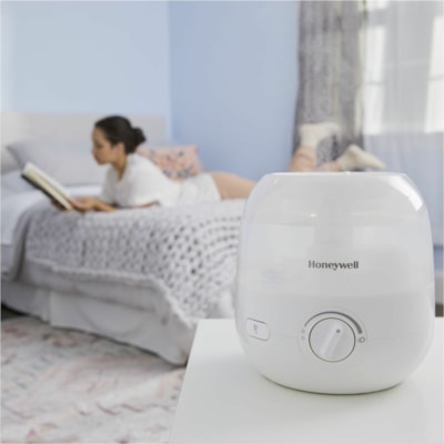 Helen of Troy Mini Mist Humidifier - Cool Mist - 1.90 L Tank - 250 Sq. ft. (23225760 mm²) - White FILTER FREE COOL MIST ULTRASONIC