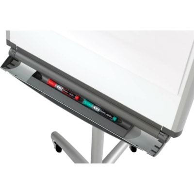 Quartet - Chevalet pour tableau effaçable à sec Euro - largeur de 27 po (685,80 mm) x hauteur de 41 po (1041,40 mm) - Surface Blanc Porcelaine - Frame Argenté Aluminium - Magnétique - 1 chaque PREMIUM  PORCELAINE DURABLE 24X41 PO  5 ROULETTES