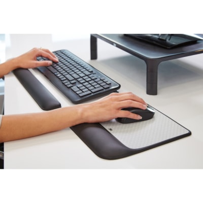 3M Precise Mouse Pad with Gel Wrist Rest - 0.70" (17.78 mm) Height x 8.50" (215.90 mm) Width x 9" (228.60 mm) Depth - Black - Gel - 1 Each 8.5 IN X 9 IN X 0.7 IN 