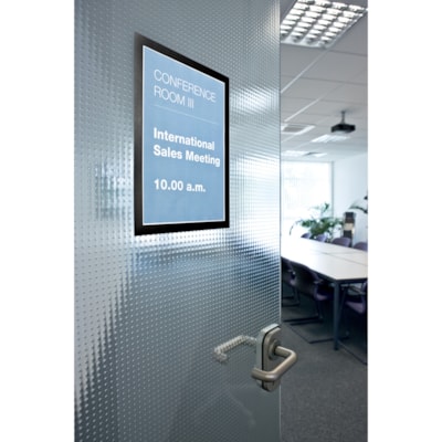 DURABLE - Cadres autocollants repositionnables - 9 po (228,60 mm) x 14 po (355,60 mm) Taille du cadre - Détient 8,50 po (215,90 mm) x 11 po (279,40 mm) Insertion - Rectangle - Horizontal, Vertical - Autocollant, Robuste, Magnétique - Noir - 2 / emballage AUTOCOLLANTS  LETTRE  NOIR PAQUET DE 2
