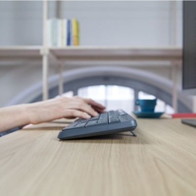Logitech MK235 Wireless Keyboard and Mouse Combo for Windows, 2.4 GHz Wireless Unifying USB Receiver, 15 FN Keys, Long Battery Life, Compatible with PC, Laptop (French Layout) - USB Wireless RF Keyboard - French - USB Wireless RF Mouse - Optical - Scroll Wheel - AAA, AA - Compatible with PC DWRLS 