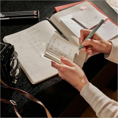 Moleskine - Journal Cahier LEPECH41LINUSB44 - 16 Feuilles - 70 g/m² Grammage - hauteur de 9,84 po (250 mm) x largeur de 7,48 po (190 mm) - Paper Ivoire - Cover Bleu Carton - Couverture souple, Marque-page, Papier sans acide, Couverture flexible LES ARACHIDES 