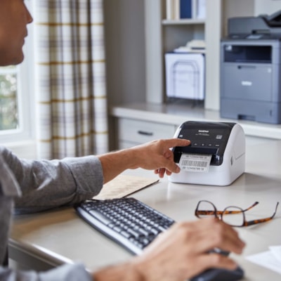 Brother - Imprimante thermique directe QL-1110NWB Bureau - Monochrome - Impression d'étiquette - Fast Ethernet - USB - Bluetooth - Réseau sans-fil - Blanc, Noir luisant - longueur d'impression 118,11 po (3000 mm) x largeur d'impression 4 po (101,60 mm) - 4,33 po/s (110 mm/s) Mono - 1,2 IMPRIME 69 éTIQUETTES/MIN RUBANS DK 4 PO DE LARGEUR