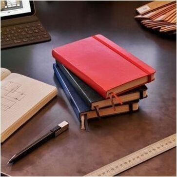 Moleskine - Carnet à couverture rigide Classic, ligné, noir, 5 po x 8 1/4 po, 400 pages - 400 Pages - Margin Avec ligne - 70 g/m² Grammage - format 5 1/8 po (130 mm) x 8 17/64 po (210 mm) - Papier Ivoire - Couverture Noir - Cartonné, Coin rond, Fermeture par élastique, BLACK  5  X 8    RULED PAGES HARD COVER  400 PAGES