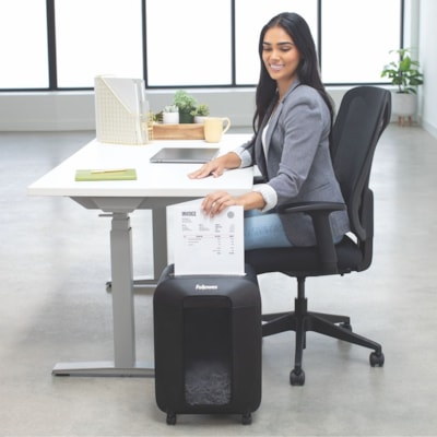 Fellowes Powershred LX85 Cross-cut Shredder - Non-continuous Shredder - Cross Cut - 12 Per Pass - for shredding Staples, Paper, Paper Clip, Credit Card, Junk Mail - 0.2" (3.97 mm) x 1.3" (31.75 mm) Shred Size - P-4 - 20 Minute Run Time - 30 Minute Cool Down Time - 18.93 L Wastebin Capacity - Black CROSS CUT FOR PERSONAL USE