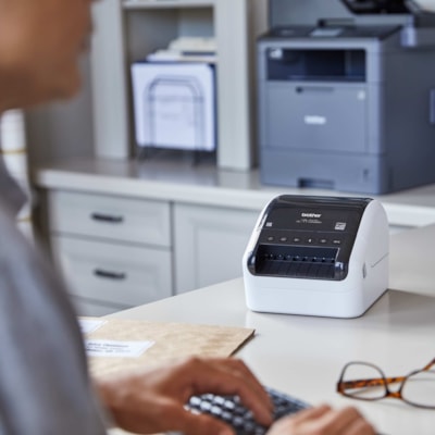 Brother - Imprimante thermique directe QL-1110NWB Bureau - Monochrome - Impression d'étiquette - Fast Ethernet - USB - Bluetooth - Réseau sans-fil - Blanc, Noir luisant - longueur d'impression 118,11 po (3000 mm) x largeur d'impression 4 po (101,60 mm) - 4,33 po/s (110 mm/s) Mono - 1,2 IMPRIME 69 éTIQUETTES/MIN RUBANS DK 4 PO DE LARGEUR