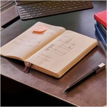 Moleskine - Carnet à couverture rigide Classic, ligné, noir, 5 po x 8 1/4 po, 400 pages - 400 Pages - Margin Avec ligne - 70 g/m² Grammage - format 5 1/8 po (130 mm) x 8 17/64 po (210 mm) - Papier Ivoire - Couverture Noir - Cartonné, Coin rond, Fermeture par élastique, BLACK  5  X 8    RULED PAGES HARD COVER  400 PAGES