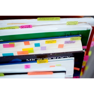 Post-it® - Paquet économique de languettes - largeur de drapeau/note 1/2 po (12,70 mm) - Rectangulaires, Flèche - Non ligné - Rouge, Bleu, Jaune, Vert, Pourpre, Rose, Bleu, Rouge, Jaune - Amovible, Autocollant - Distribluteur inclus - 328 / emballage 280 LANGUETTES ASSORT. INCLUS 48 LANGUETTES-FLÈCHE EN PRIME