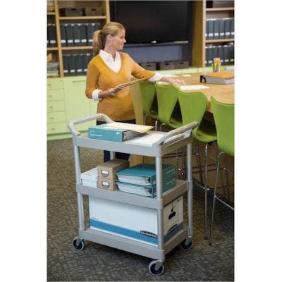 Rubbermaid Commercial - Chariot utilitaire Rubbermaid - 3 Plateau - 200 lb (90718,47 g) Capacité - 4 Roulette - 4 po (101,60 mm) Taille de roulette - Plastique, Aluminium - Platinum ROULETTES DE DIAMèTRE 4 " 