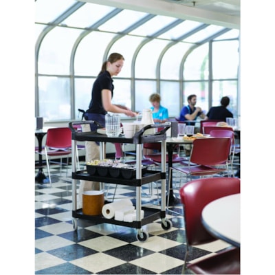 Rubbermaid Commercial - Chariot utilitaire Rubbermaid - 3 Plateau - 200 lb (90718,47 g) Capacité - 4 Roulette - 4 po (101,60 mm) Taille de roulette - Plastique - longueur de 33,6 po (853,44 mm) x largeur de 18,6 po (472,44 mm) x hauteur de 37,8 po (960,12 mm) - Noir, Aluminium brossé - 200LB METAL UPRIGHTS & 4" CAST BLACK