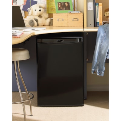 Danby Designer - 2,6 cu. Réfrigérateur compact de 3,5 pi3 en noir - 73,62 L - Décongélation automatique - Sous le comptoir - Décongélation automatique - Réversible - 73,62 L Capacité nette totale - 120 V CA - 253 kWh par An - Noir - Lisse - Int 73 L COMPACT ALL FRIDGE HOMOLOGUé ENERGY STAR