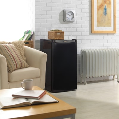 Danby Designer - Réfrigérateur compact Designer de 3,2 pi3 en noir - 90,61 L - Dégivrage manuel - Sous le comptoir - Dégivrage manuel - Réversible - 218 kWh par An - Noir - Lisse 91 L COMPACT REFRIGERATOR ENERGY STAR RATED