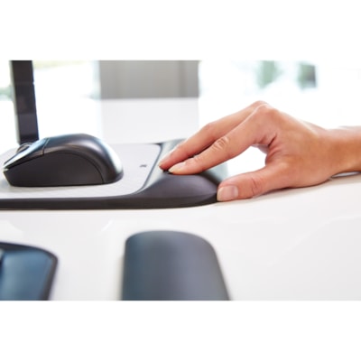 3M Precise Mouse Pad with Gel Wrist Rest - 0.70" (17.78 mm) Height x 8.50" (215.90 mm) Width x 9" (228.60 mm) Depth - Black - Gel - 1 Each 8.5 IN X 9 IN X 0.7 IN 
