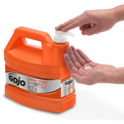 Savon liquide NATURAL* ORANGE Gojo® - 1 gal (3785,41 mL) - Flacon pompe Dsitributeur - Élimine les salissures, Détacheur de saletés, Solvant de graisse, Solvant d'huile - Mains - Action rapide, Résistant - 2 / Carton D CLEANER  1 GAL. W/PUMP DISPE NSER