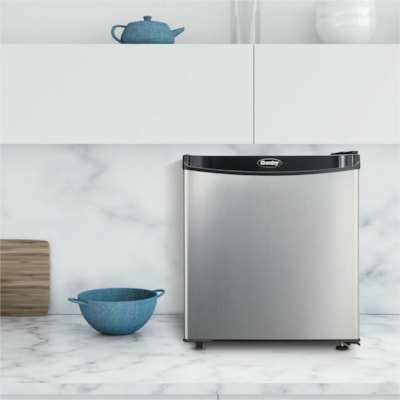 Danby - 1,6 cu. pi. Réfrigérateur compact en noir - 45,31 L - Décongélation automatique - Réversible - 45,31 L Capacité nette totale - 245 kWh par An - Acier inoxydable - 42 dB Bruit 45.40L COMPACT ALL REFRIGERTOR CONFORME ENERGY STAR