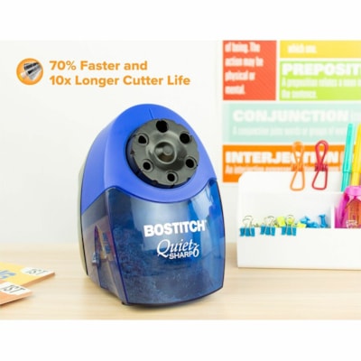 Bostitch - Taille-crayon électrique robuste pour salle de classe QuietSharp - Bureau - 6 Trou(s) - hauteur de 7,50 po (190,50 mm) x largeur de 5 po (127 mm) x profondeur de 9 po (228,60 mm) - Noir, Bleu - 1 chaque POUR UTILISATION EN CLASSE BLEU