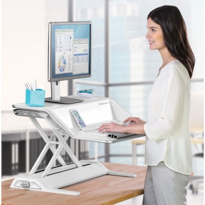 Élévateur de bureau multiusage Lotus Hauteur réglable Fellowes - 35 lb (15875,73 g) Capacité de charge - 1 x Etagère(s) - 5,50 po (139,70 mm) Hauteur x 32,75 po (831,85 mm) Largeur x 24,25 po (615,95 mm) Profondeur - Bureau - Acier, Plastique, Résine phénoli 22 RÉGLAGES DE LA HAUTEUR JUSQU'À 17 PO